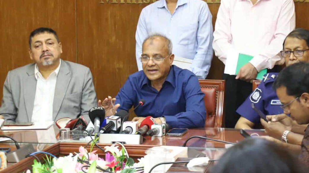 চেয়ারে বসার পর বন্ধু-বান্ধব, আত্মীয়-স্বজন গজিয়েছে: স্বরাষ্ট্র উপদেষ্টা